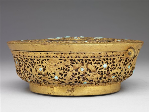 鐵鍍金鏤空雲龍八寶紋盒