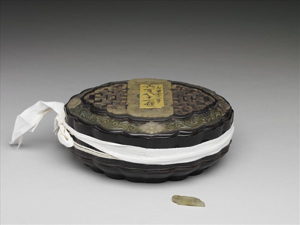 紫檀嵌玉花式盒