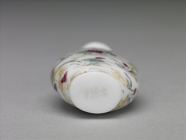 玻璃花卉鼻煙壺