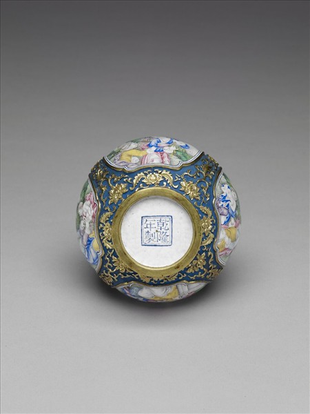 銅胎內填琺瑯西洋人物圖瓶