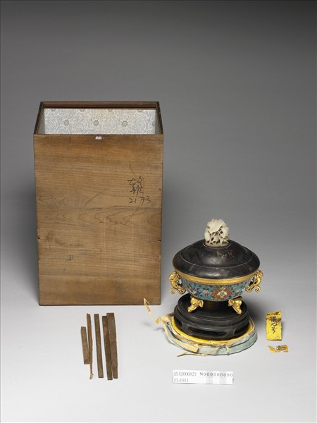 掐絲琺瑯獸耳象足三足爐