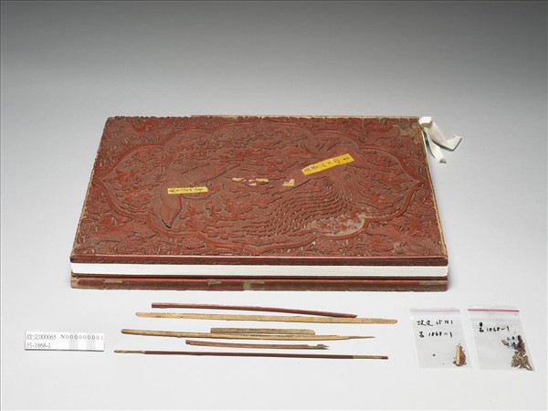 剔紅花卉鳳紋盒