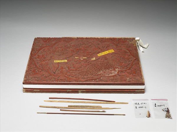 剔紅花卉鳳紋盒