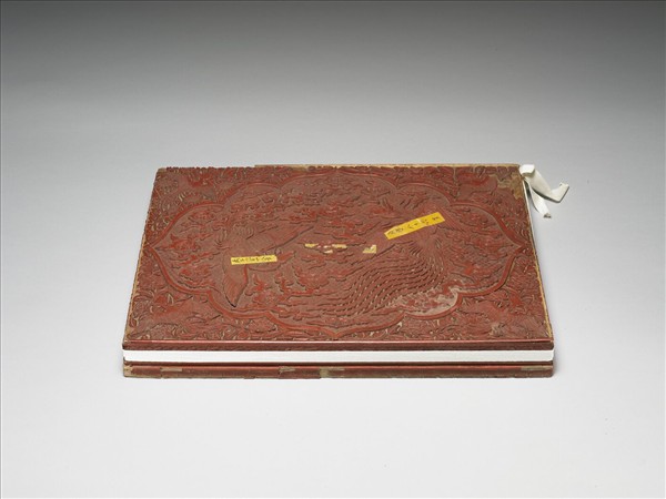 剔紅花卉鳳紋盒