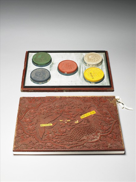 剔紅花卉鳳紋盒