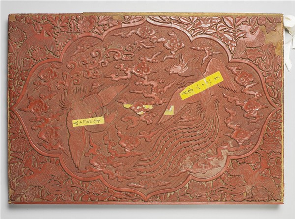 剔紅花卉鳳紋盒