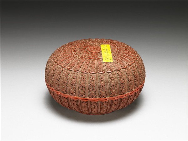 剔紅花葉紋菊式盒