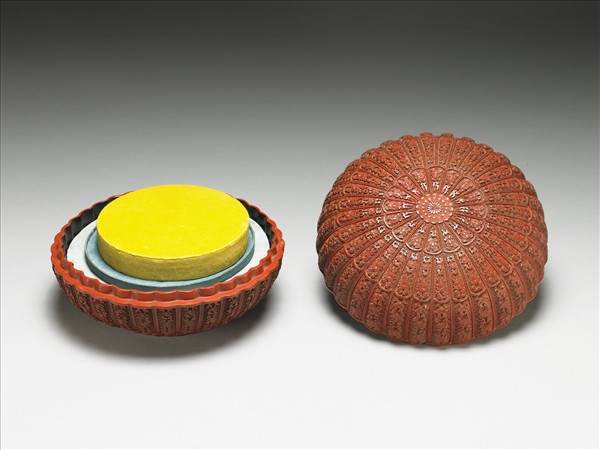 剔紅花葉紋菊式盒