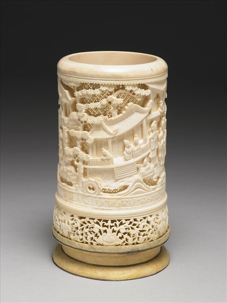 象牙雕鏤空人物圖筆筒