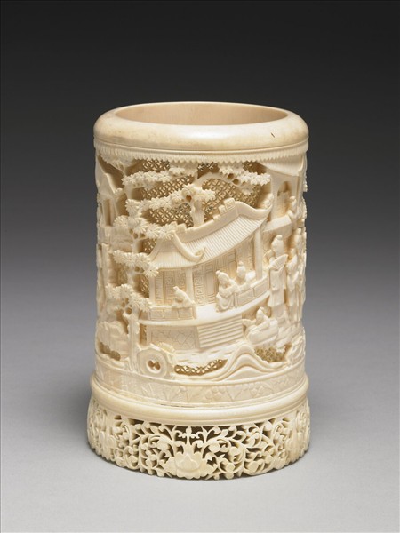 象牙雕鏤空人物圖筆筒