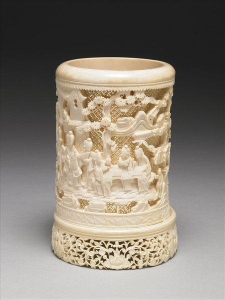 象牙雕鏤空人物圖筆筒