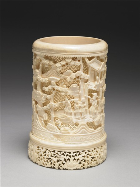 象牙雕鏤空人物圖筆筒