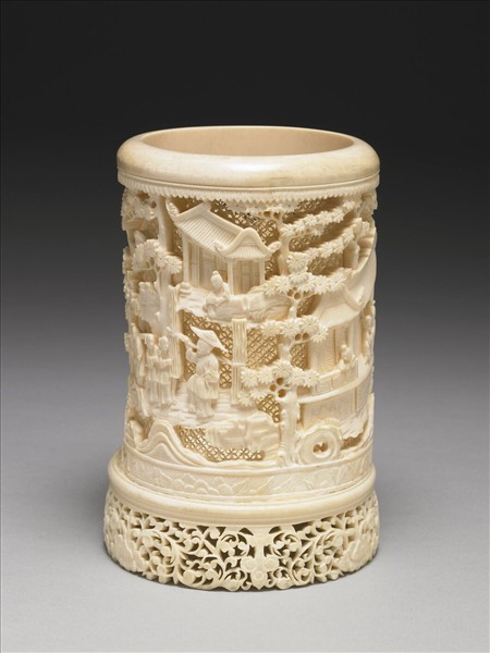 象牙雕鏤空人物圖筆筒