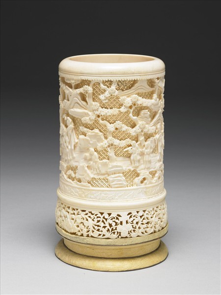 象牙雕鏤空人物圖筆筒