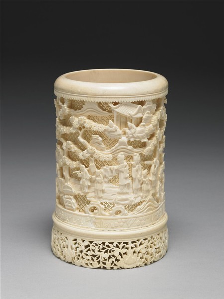 象牙雕鏤空人物圖筆筒