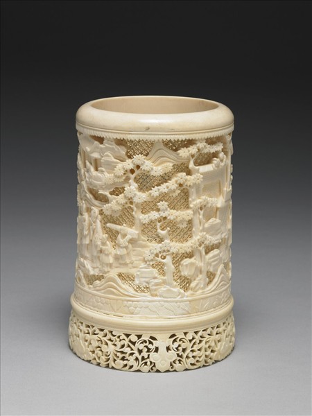 象牙雕鏤空人物圖筆筒