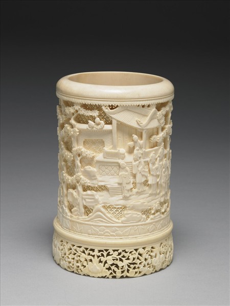 象牙雕鏤空人物圖筆筒