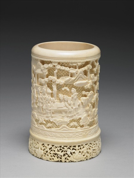 象牙雕鏤空人物圖筆筒