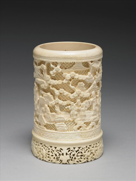 象牙雕鏤空人物圖筆筒