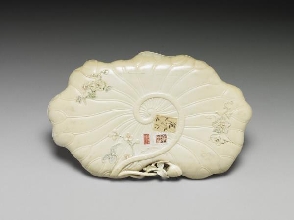 象牙雕荷葉盤
