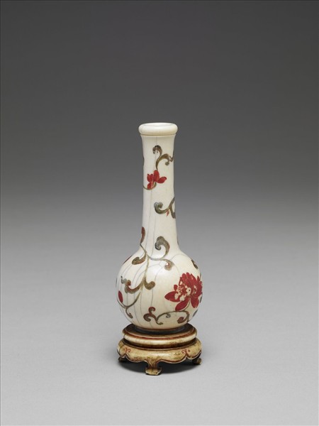 象牙花卉紋長頸瓶