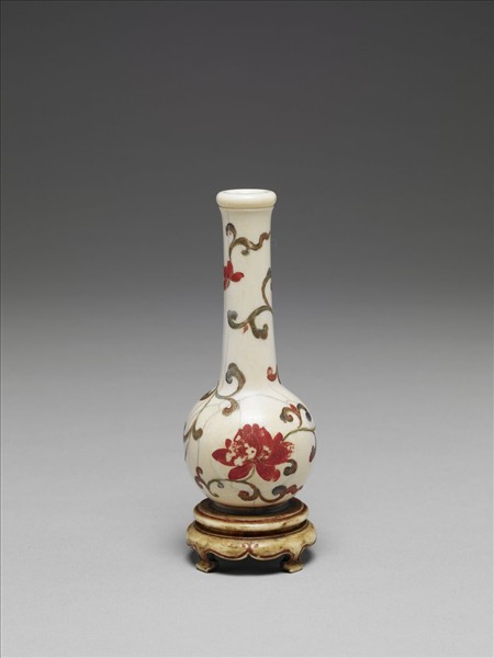 象牙花卉紋長頸瓶