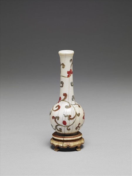 象牙花卉紋長頸瓶