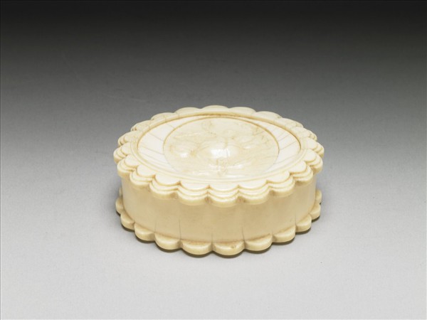 象牙雕折枝石榴橢圓盒