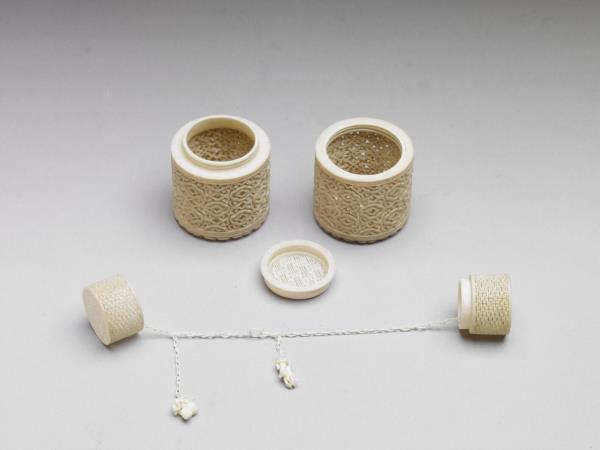 象牙鏤雕活紋連鏈套盒