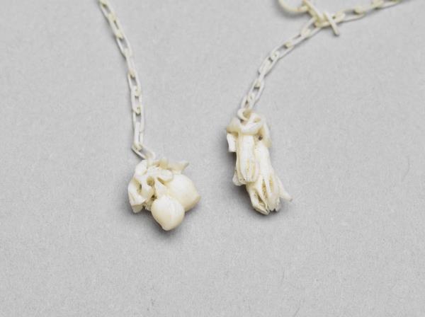 象牙鏤雕活紋連鏈套盒