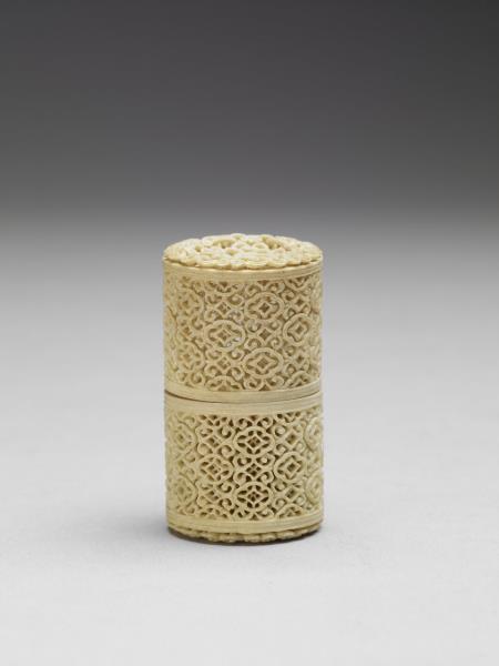 象牙鏤雕活紋連鏈套盒