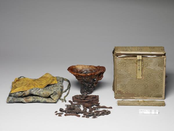 犀角雕雲龍紋觥