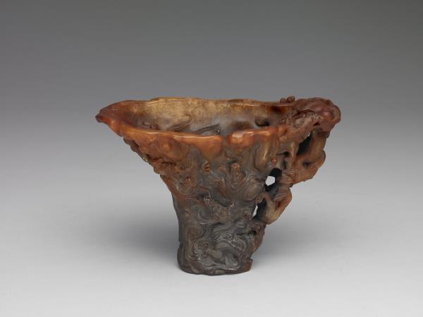 犀角雕雲龍紋觥