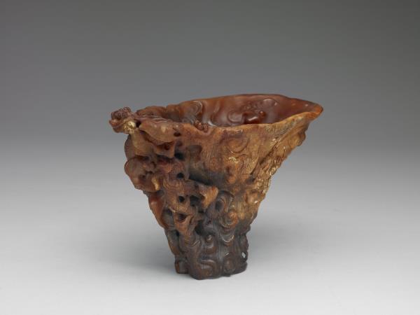 犀角雕雲龍紋觥