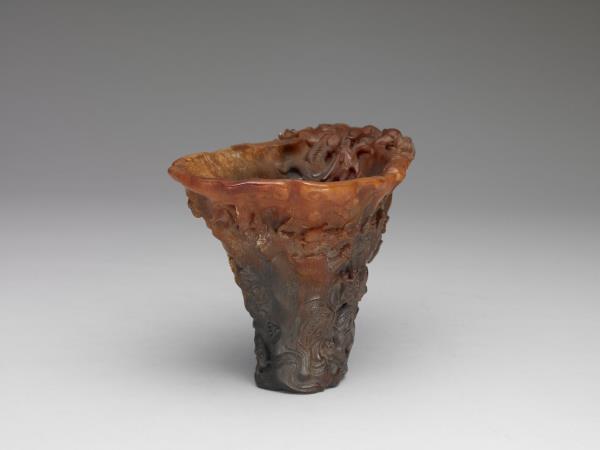 犀角雕雲龍紋觥