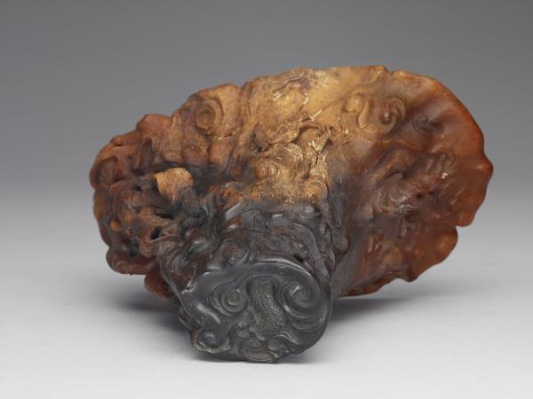 犀角雕雲龍紋觥