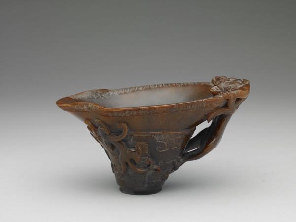 犀角雕蟠螭紋觥