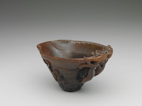 犀角雕蟠螭紋觥