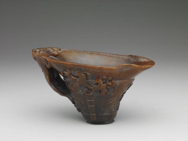 犀角雕蟠螭紋觥