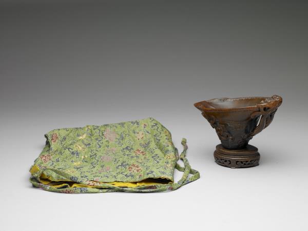 犀角雕蟠螭紋觥