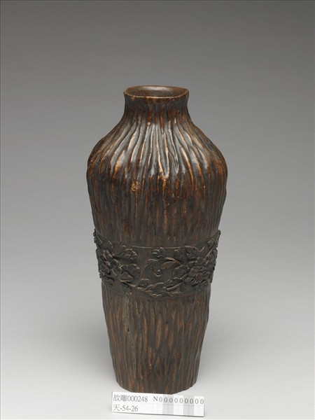 沉香木雕牡丹花紋瓶