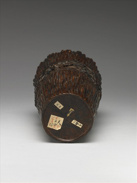 沉香木雕牡丹花紋瓶