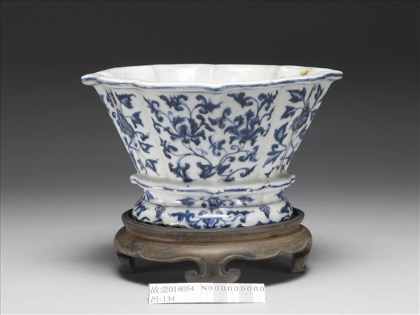 青花花卉紋菱花式盆