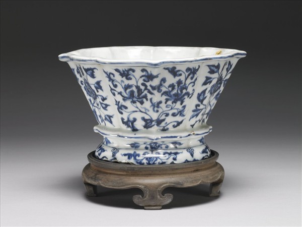 青花花卉紋菱花式盆