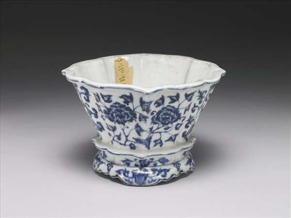 青花花卉紋菱花式盆