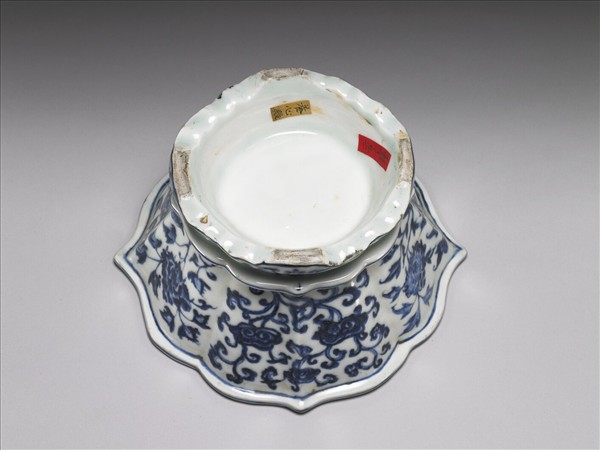 青花花卉紋菱花式盆