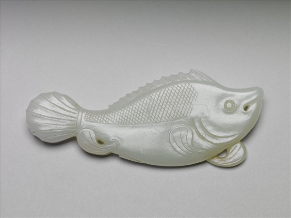 玉魚形飾