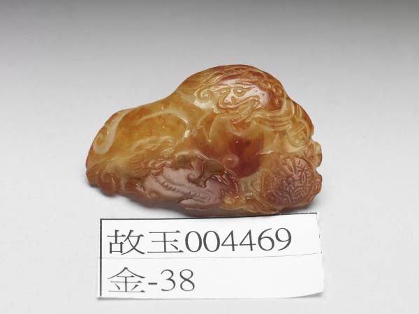 玉雙獅戲球墜飾