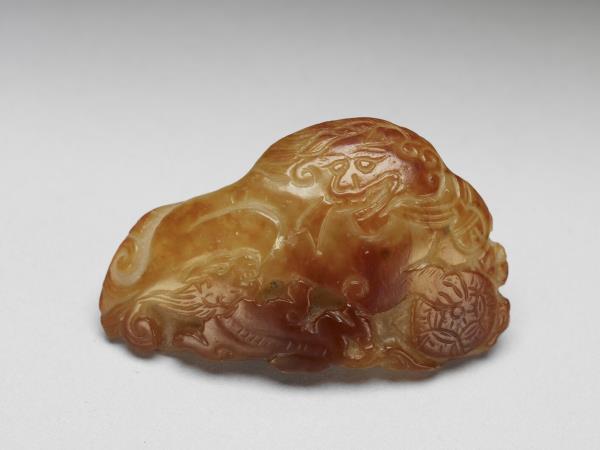 玉雙獅戲球墜飾