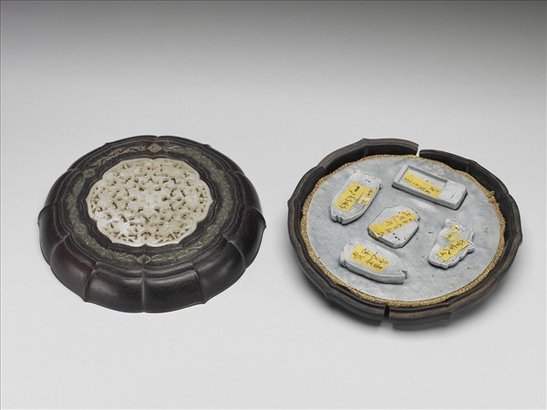 紫檀嵌玉花式盒